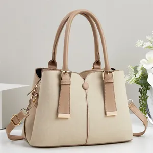 Vue détaillée du sac à main beige bicolore à grande capacité en cuir souple pour femmes