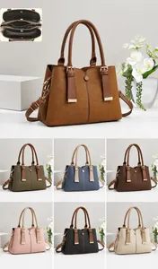 Ensemble de sacs à main en cuir contrasté montrant plusieurs couleurs et dimensions