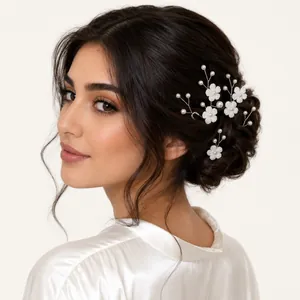Detailansicht der Brautfrisur mit weißen Stoffblumen und Perlen handgefertigte Haarnadel