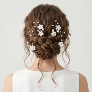 Handgefertigte weiße Stoffblumen- und Perlen-U-Haarnadeln für Hochzeitsfrisuren
