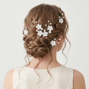 Elegantes Set handgefertigter U-förmiger Haarspangen mit Stoffblumen und Perlen für die Braut