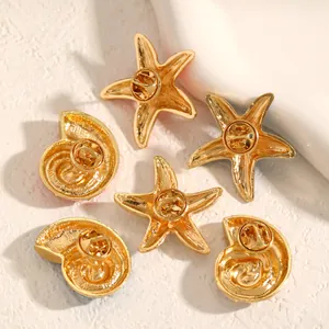 Detailansicht der Rückseite von goldenen Seestern- und Muschelbroschen mit Verschluss