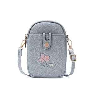 Vue détaillée d'un sac de téléphone gris à fleurs avec un bouton pression doré élégant