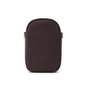 Vue arrière d'un sac à bandoulière marron texturé vertical pour femme avec anneaux dorés