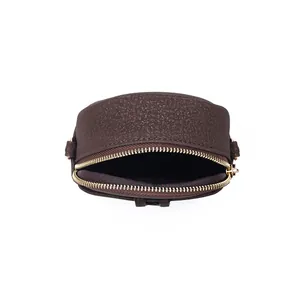 Vue de dessus détaillée d'un sac bandoulière pour téléphone marron foncé avec fermeture