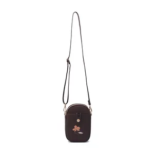 Vue de face d'un sac à bandoulière marron vertical pour téléphone avec broderie et lanière