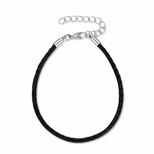 Vue détaillée du bracelet en corde tressée noire de 3mm avec fermoir mousqueton argenté