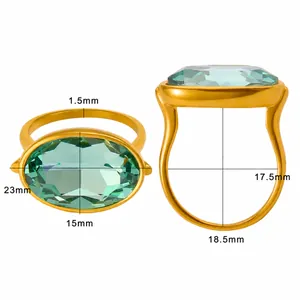 Vue détaillée d'une bague en acier doré avec saphir ovale et dimensions précises