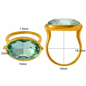 Vue détaillée montrant les dimensions d'une bague en acier doré avec saphir ovale cyan
