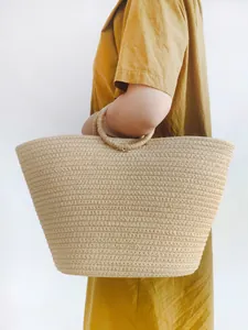 Grande borsa da spiaggia intrecciata in corda di cotone con manici tondi per l'estate