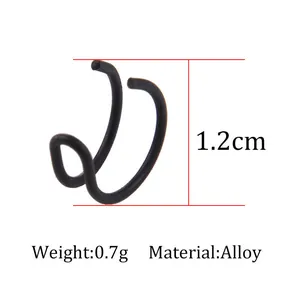 Nahaufnahme eines minimalistischen mattschwarzen Ohrklemmers mit 1,2 cm Höhe und 0,7 g Gewicht