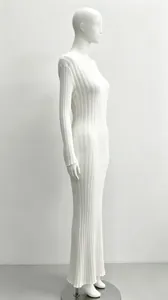 Vista laterale di un elegante abito lungo bianco in maglia a coste a maniche lunghe