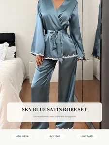 Eleganter himmelblauer Satin-Bademantel und lange Hose mit feiner weißer Spitzenverzierung