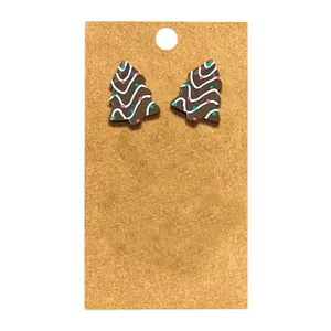 Détail de boucles d'oreilles festives en forme de sapin de Noël marron avec émail coloré.