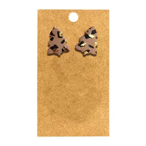 Vue détaillée des boucles d'oreilles en forme de sapin de Noël léopard et dorées