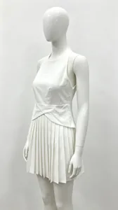 Vue détaillée de côté d'une robe courte blanche sans manches à col rond plissée sur un mannequin