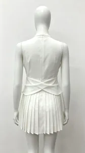 Vue détaillée du design du dos d'une élégante robe blanche sans manches à plis