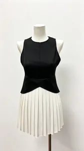 Robe plissée élégante sans manches avec col rond et taille cintrée pour les femmes