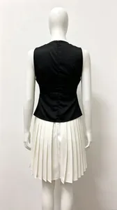 Vue arrière d'une robe sans manches élégante avec haut noir et jupe plissée blanche