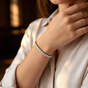 Primo piano di un scintillante bracciale tennis con zirconi a fila singola al polso