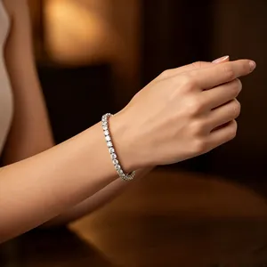 Dettaglio ravvicinato di un bracciale tennis scintillante a fila singola con zirconi al polso.
