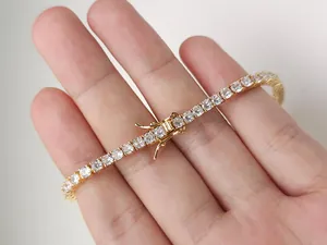 Dettaglio di un bracciale tennis placcato oro con fila singola di zirconi trasparenti