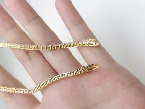 Dettaglio ravvicinato di bracciale tennis dorato con zirconi e chiusura