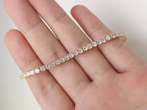 Dettaglio di un bracciale tennis placcato in oro a riga singola con brillanti zirconi cubici