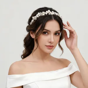 Detalle de diadema elegante de perlas y diamantes de imitación en peinado novia.