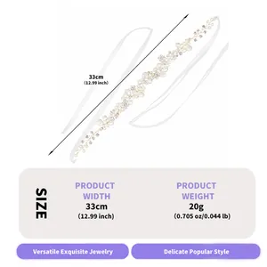 Dimensiones detalladas de la elegante diadema de perlas y strass con lazos de cinta.
