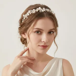 Diadema elegante hecha a mano con perlas y diamantes para peinados de novia.