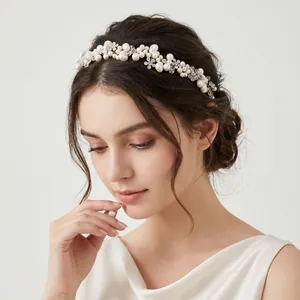 Elegante diadema artesanal de perlas y pedrería para peinados de novia y fiesta.