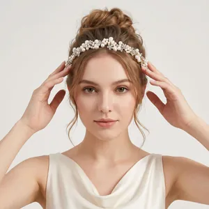 Diadema nupcial elegante con perlas y pedrería para bodas y peinados de fiesta.