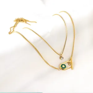 Nahaufnahme der goldenen Edelstahl-Doppelkette mit Sicherheitsnadel-Stern-Schnalle.