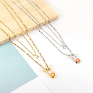 Detailansicht der Edelstahl-Halsketten mit T-Verschluss und orangefarbenen Sternanhängern
