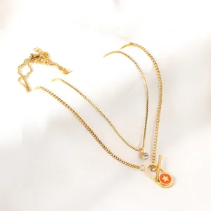 Detailaufnahme einer goldenen zweilagigen Halskette mit Sternanhänger und T-Verschluss