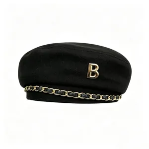 Eleganter schwarzer Woll-Baskenmütze mit goldenem B-Buchstaben und Kettenverzierung