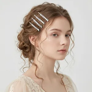 Elegante zilveren haarspelden met zirkoniasteentjes gedragen door een model in kant