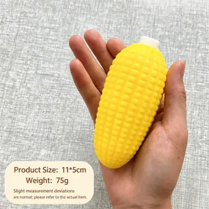 Gelbes Mais-Quetschspielzeug zum Stressabbau, misst 11x5cm und wiegt 75g, in der Hand.