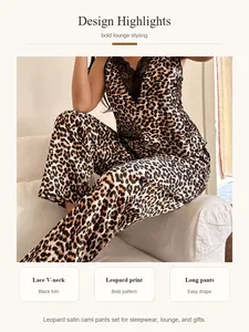 Detalle de conjunto de pijama de satén leopardo con cuello en V de encaje y estampado.