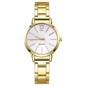 Detailansicht einer eleganten goldfarbenen Quarzuhr für Damen mit weißem Zifferblatt