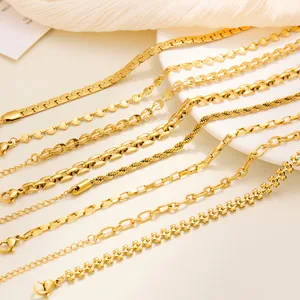 Vielzahl von 18 Karat vergoldeten Titanstahl-Armbändern für Damen mit Karabinerverschluss