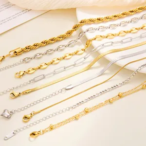 Set aus vergoldeten und silbernen Edelstahl-Kettenarmbändern in verschiedenen Stilen.