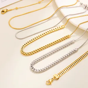 Detailansicht verschiedener minimalistischer Kettenarmbänder aus Edelstahl mit 18 Karat Gold