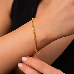 Detail eines minimalistischen, 18k vergoldeten Edelstahl-Seilkettenarmbands am Handgelenk