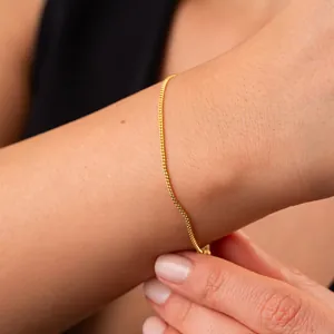 Detailansicht eines minimalistischen, 18 Karat vergoldeten Edelstahl-Kettenarmbands
