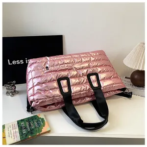 Detailaufnahme einer gesteppten Puffer-Reisetasche in Metallic-Rosa für Sport und Reisen