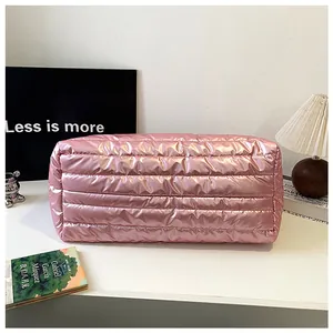 Detailansicht einer rosa gesteppten Reisetasche mit großem Fassungsvermögen für Reisen.