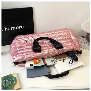 Geräumige gesteppte Reisetasche in Rosa mit Platz für Laptop und Zubehör für den Sport