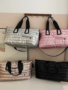 Große gesteppte Reisetasche in Metallic-Optik für Fitness und Wochenendausflüge